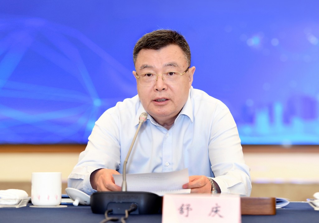 市政府在沪上16所高校设立决策咨询研究基地——舒庆同志出席签约仪式并讲话_中心动态_上海市人民政府发展研究中心