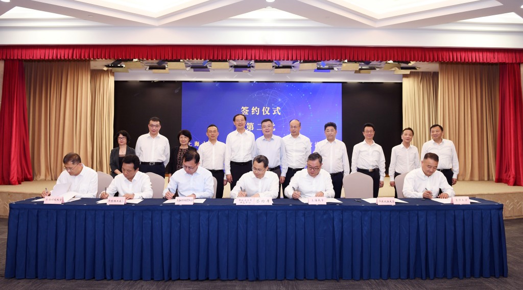 市政府在沪上16所高校设立决策咨询研究基地——舒庆同志出席签约仪式并讲话_图片新闻_上海市人民政府发展研究中心